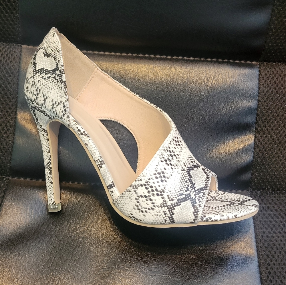 Elegant Snakeskin Open-Toe Heels Sz 37